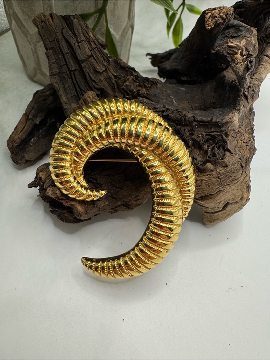 Monet Jewelry - Monet vintage “Ram’s Horn” gold tone brooch, EUC.